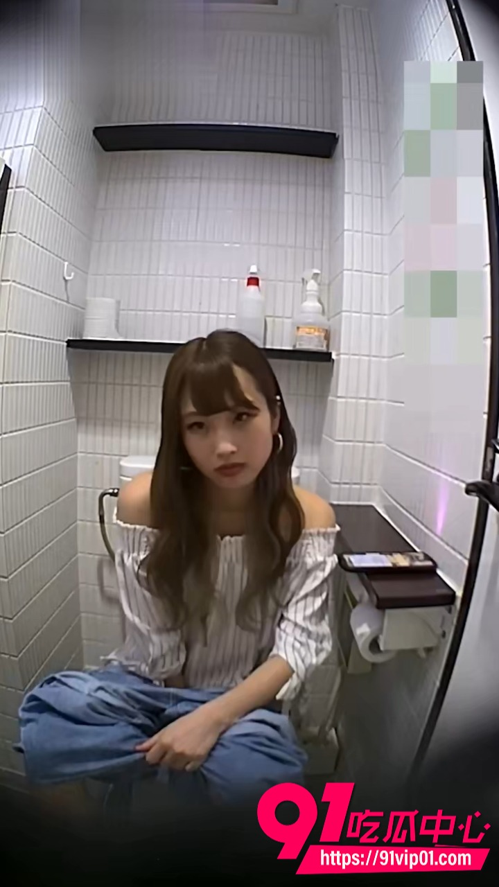 偷拍女厕多位极品美女2