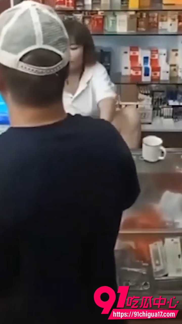 烟酒店熟女老板娘当众掀裙勾引顾客6
