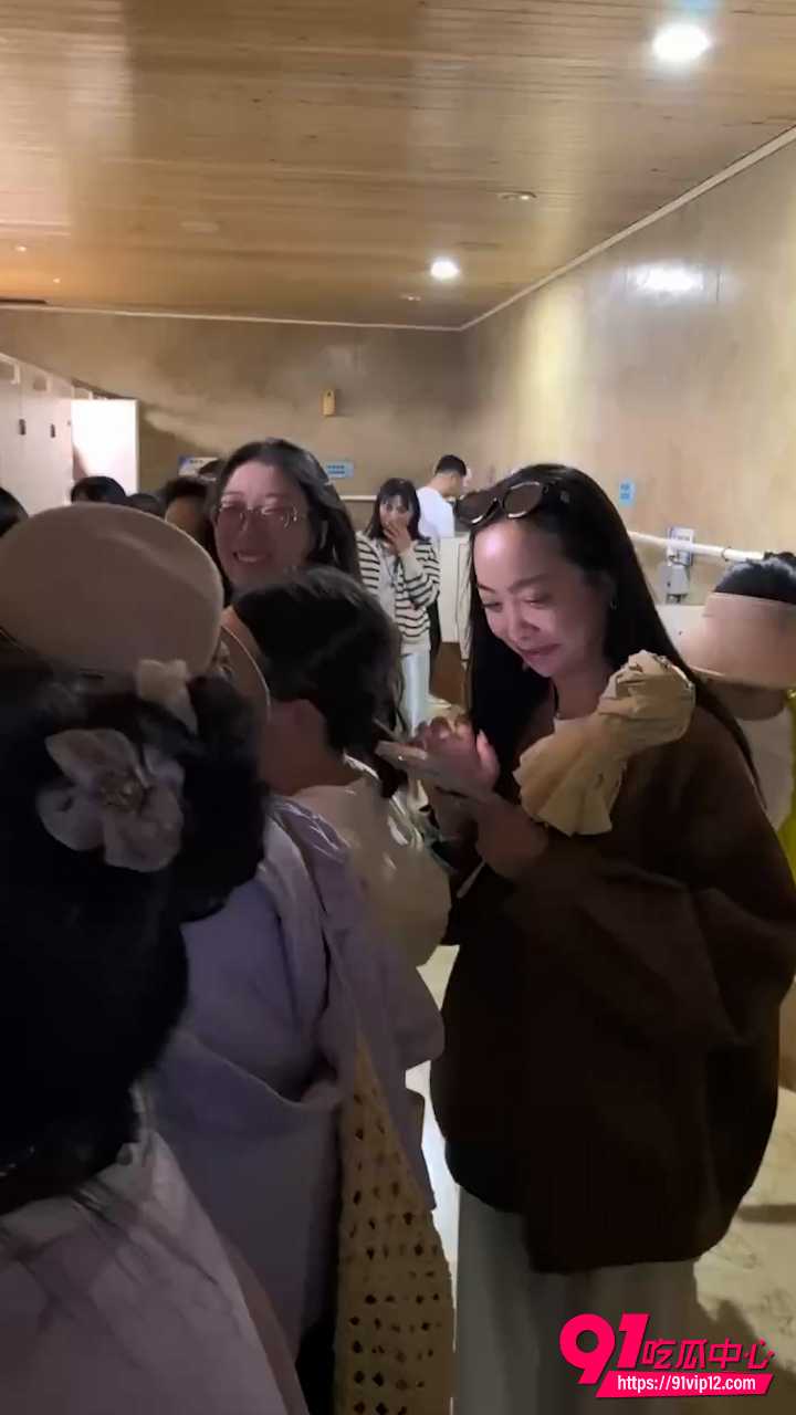 景区女厕排长龙公然入侵男厕完整回顾!集美理直气壮甩锅管理 围观男生小便池拍视频现场曝光始末