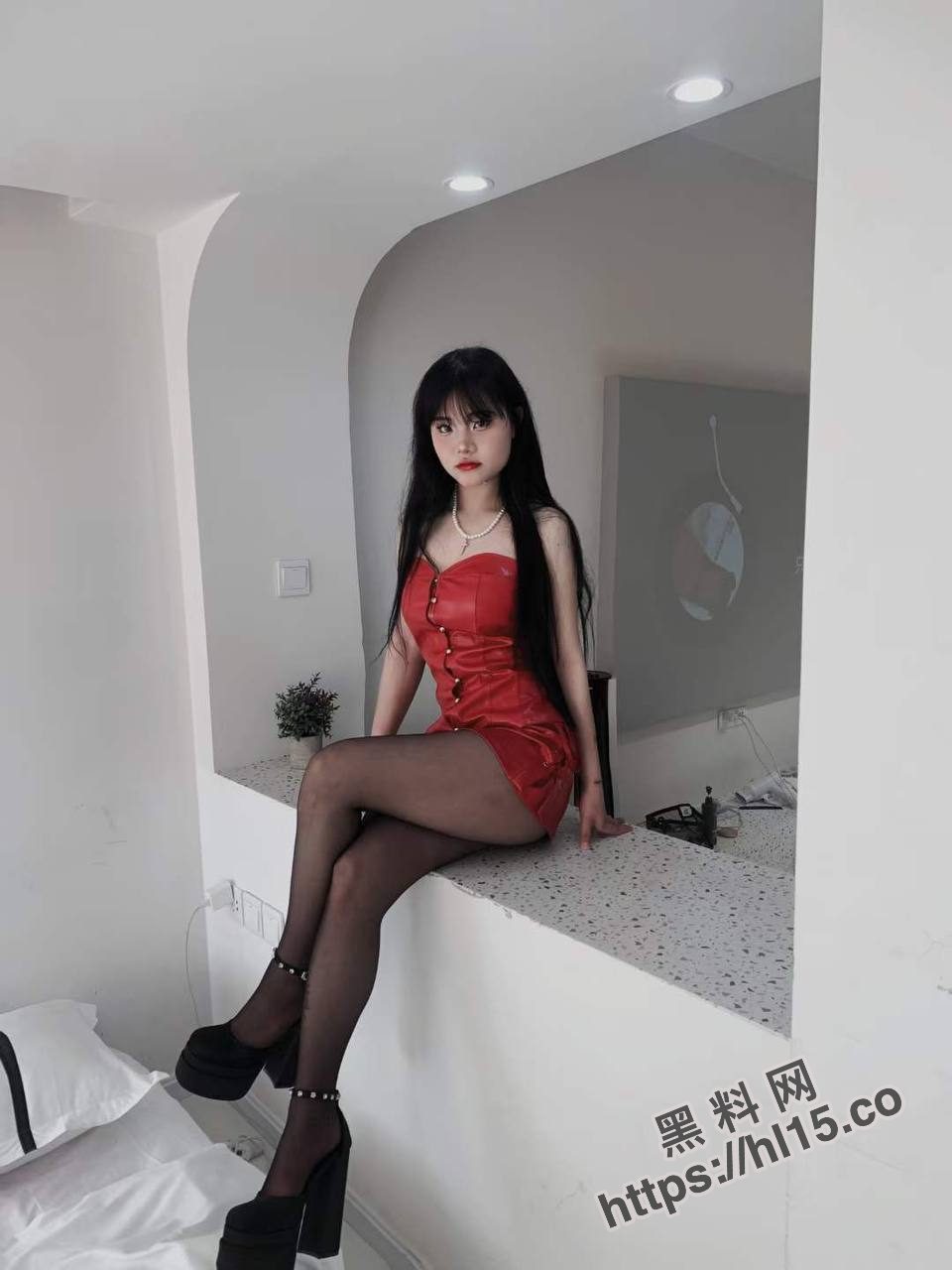 《独家猛料》云南某幼师约炮，车震干完回到酒店换了一天丝袜继续干，干到痉挛之后一动不动