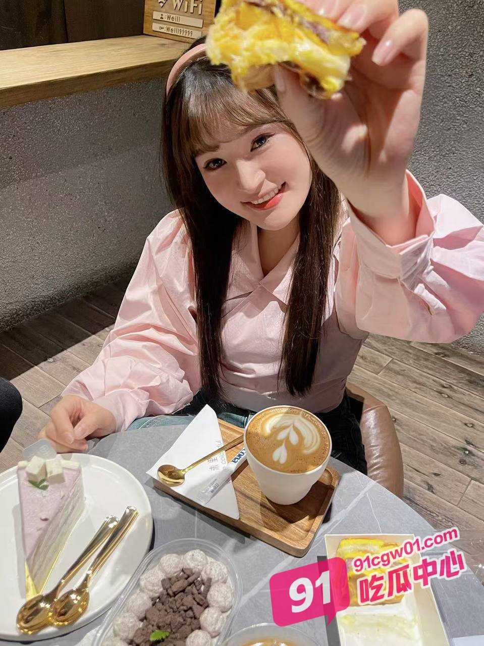 台湾约炮大神汉生Hanson因鸡巴大名扬台湾约炮圈 众台妹争相爬床体验! 配图5