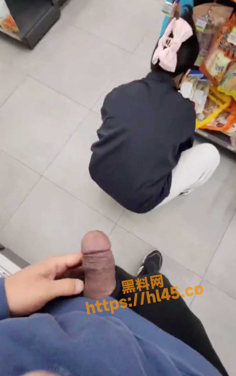 韩版黑虎大神超市内玩露出艳遇职员直接被少妇上前帮忙撸管 上演勇者的游戏真刺激！