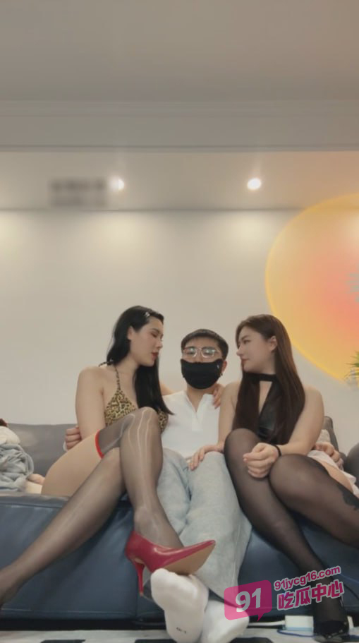 女秘书为了前途携手闺蜜贡献自己老板！对白刺激极了～