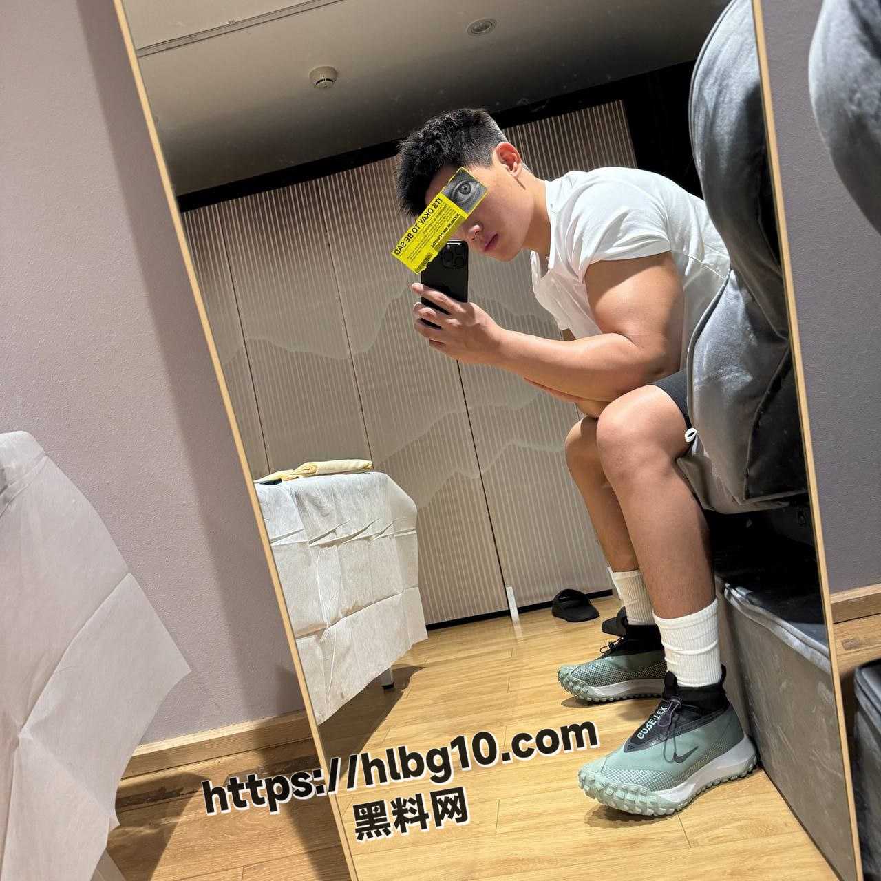 抖音网红男模约炮爆操女粉丝 黑丝开裆裤无套猛怼 后入打桩内射 果然人帅鸡巴累 人美逼遭罪！
