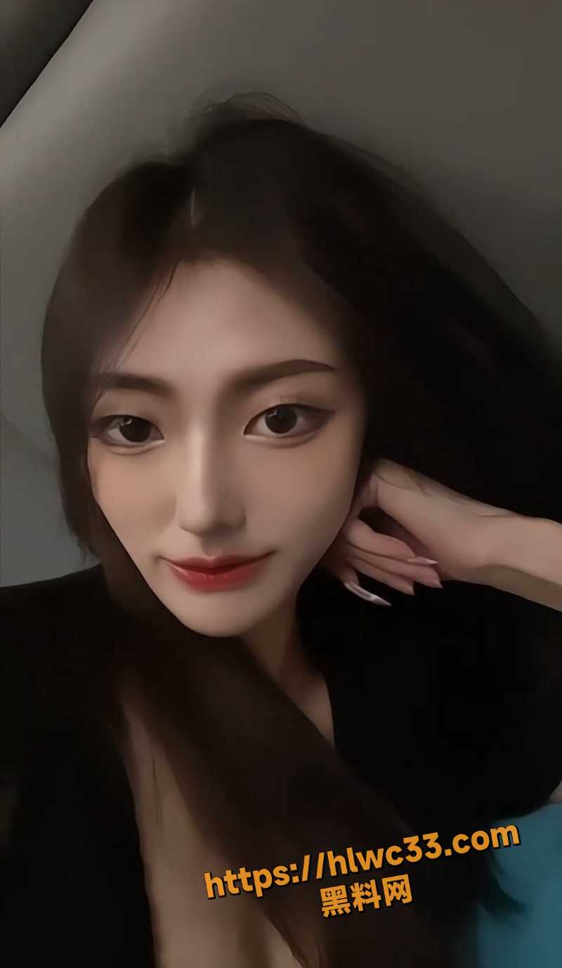 浓眉大眼的银行柜员巨乳妹子 首次下海直播做爱 被同事发现录屏外流