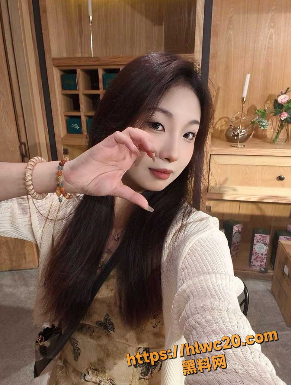 贵州气质御姐露脸做爱 舌尖舔舐鸡巴变身小母狗 这表情简直太享受了