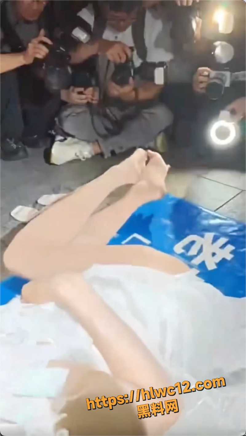 广州萤火虫漫展cosplay小姐姐被围摸脚 蛇纹黑丝脚被一群男的狂摸