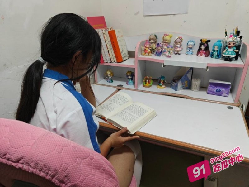 海角社区父女乱伦福利剧情 爸爸女儿在书桌上开战 阴茎摩擦女儿小肥穴 并射在她屁股上 配图