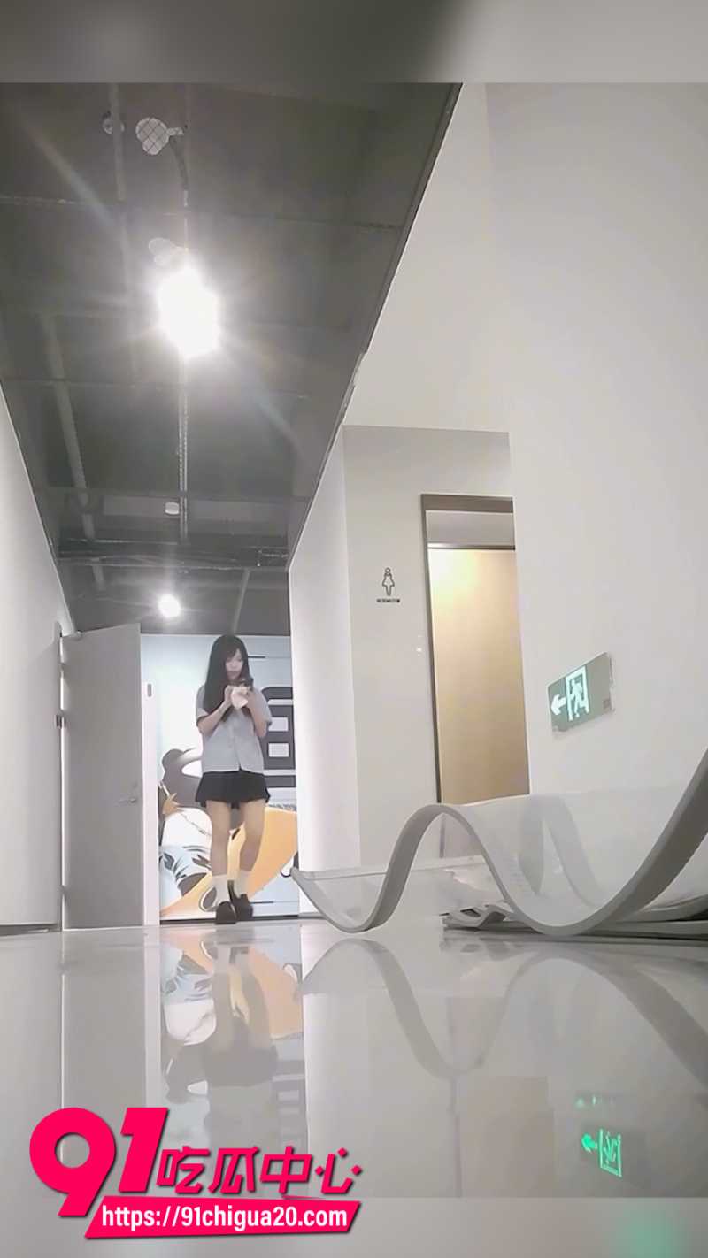 厕拍大神在商场女厕所极限偷拍5 厕拍大神在商场女厕所极限偷拍5