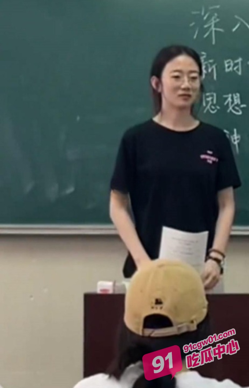 江苏女学霸 陈晓琳 自甘堕落 上岸当老师后还不满足 最后沦为酒吧的淫荡MC！ 配图2