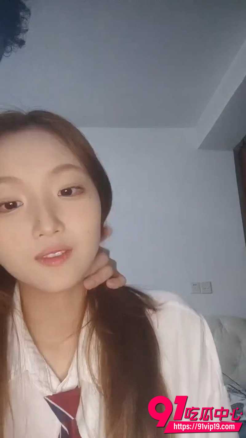 花臂精神小妹下海直播 穿着制服看似清纯 被精神小伙调教玩穴像小母狗一样乖巧！