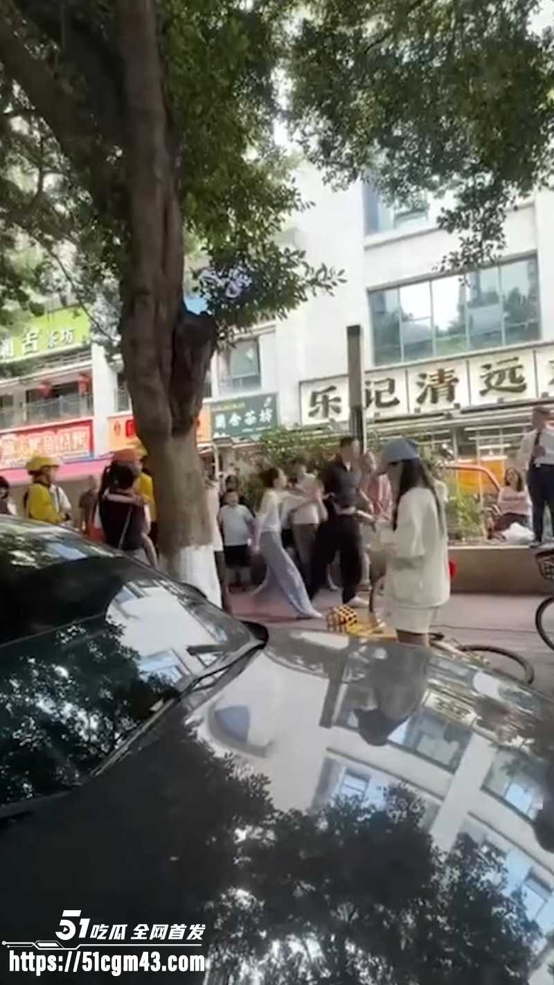 原配当场抓奸丈夫出轨 小三公开承认身份  4
