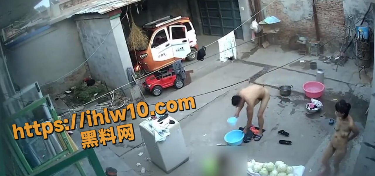 监控泄密 一家人洗澡就要整整齐齐 性感母亲与父子同浴！
