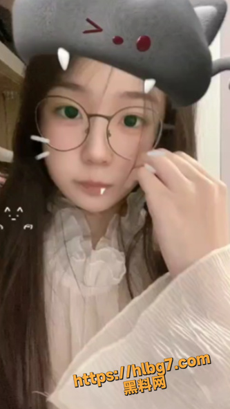 超可爱眼镜清纯嫩妹 小鱼可颂 穿着小仙女裙和经典小白袜对镜露出 清纯的气息下全是诱惑
