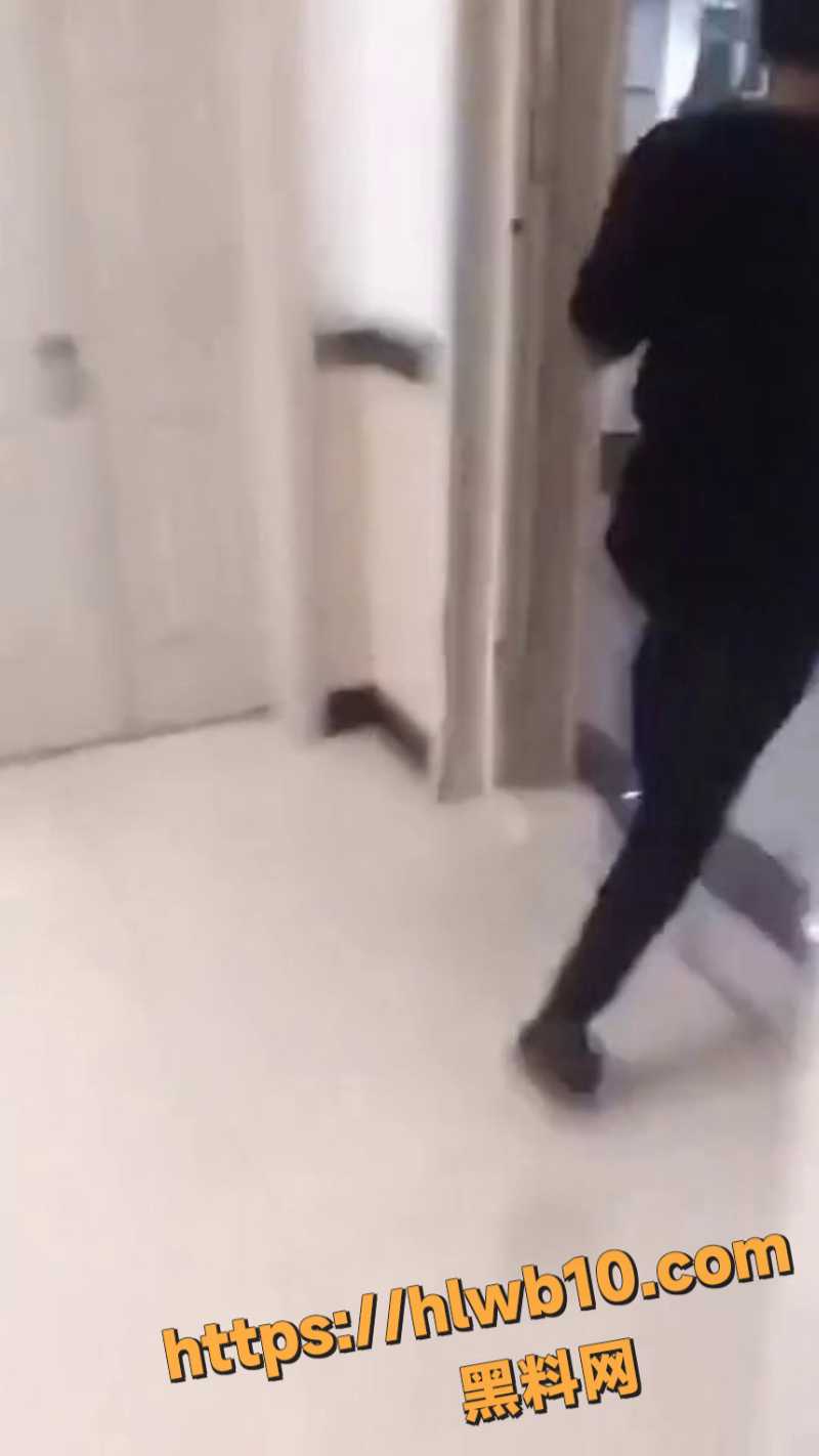 女厕所隔间突发表白恶搞 蹲坑拉到一半被深情告白 妹子吓到提裤踹门追打变态男笑喷全场！