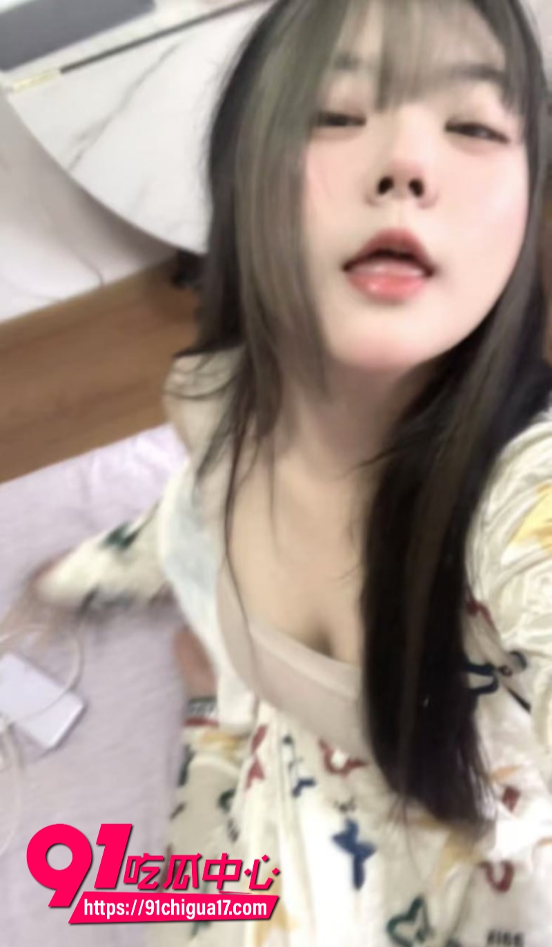 郑州母狗夏楠婷调教第二弹过年期间让她全裸取快递4 郑州母狗夏楠婷调教第二弹过年期间让她全裸取快递4