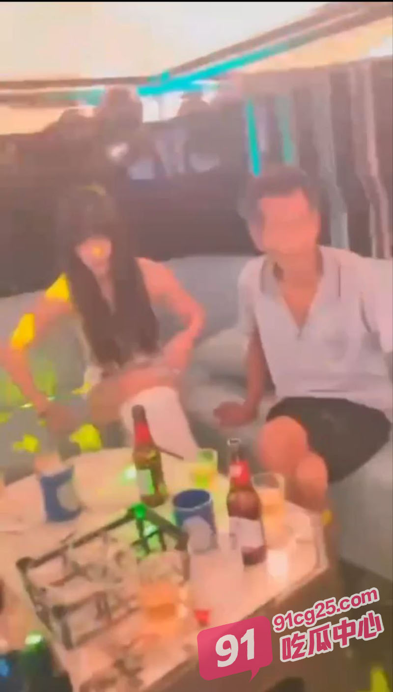 土豪们的KTV多神仙颜值坐台美女全裸艳舞 场面淫乱程度堪比日本AV！ 配图4