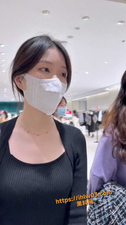 裙底风光炸裂开场 痴汉尾随女神抄底其内裤 天仙气质都已溢出屏幕是真的顶！