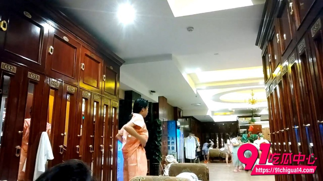 洗浴会所女更衣室偷拍3
