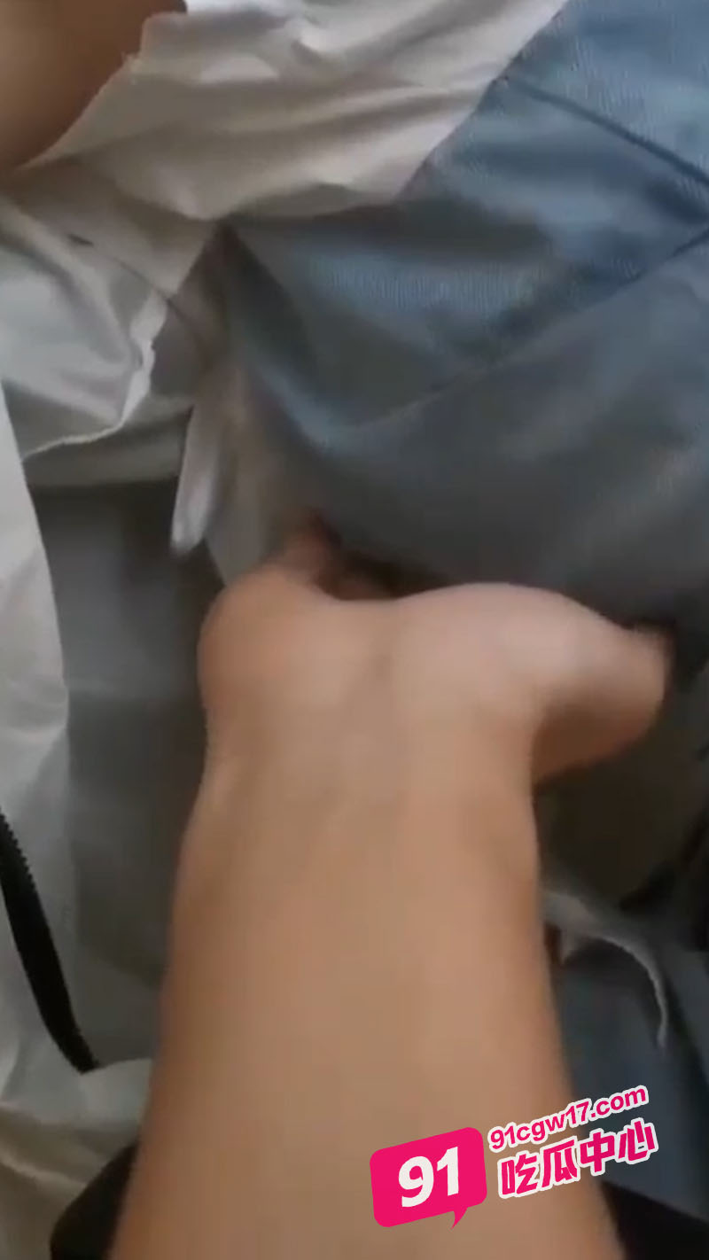 大学校园图书馆 女大学生被猥亵偷拍视频流出 女子睡着后被色狼伸手袭胸 配图2