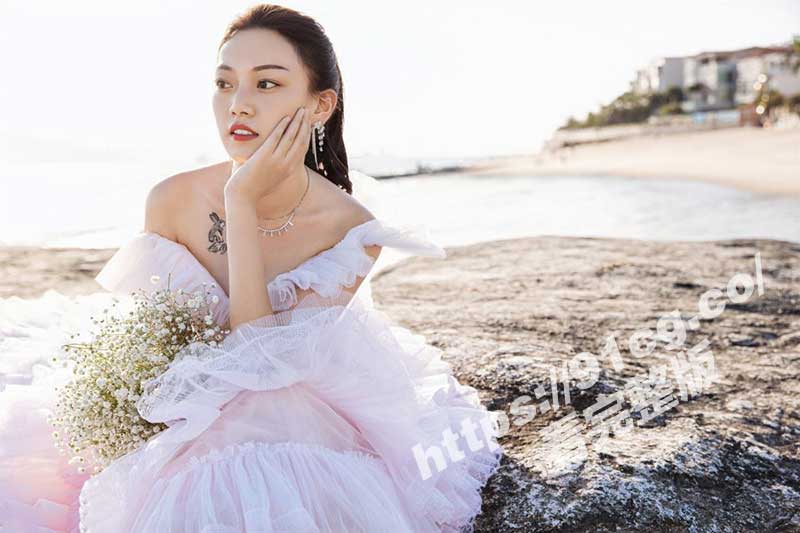 【云盘泄密】绿帽系列 新婚人妻私下反差婊 被同事调教成母狗 彻底堕落