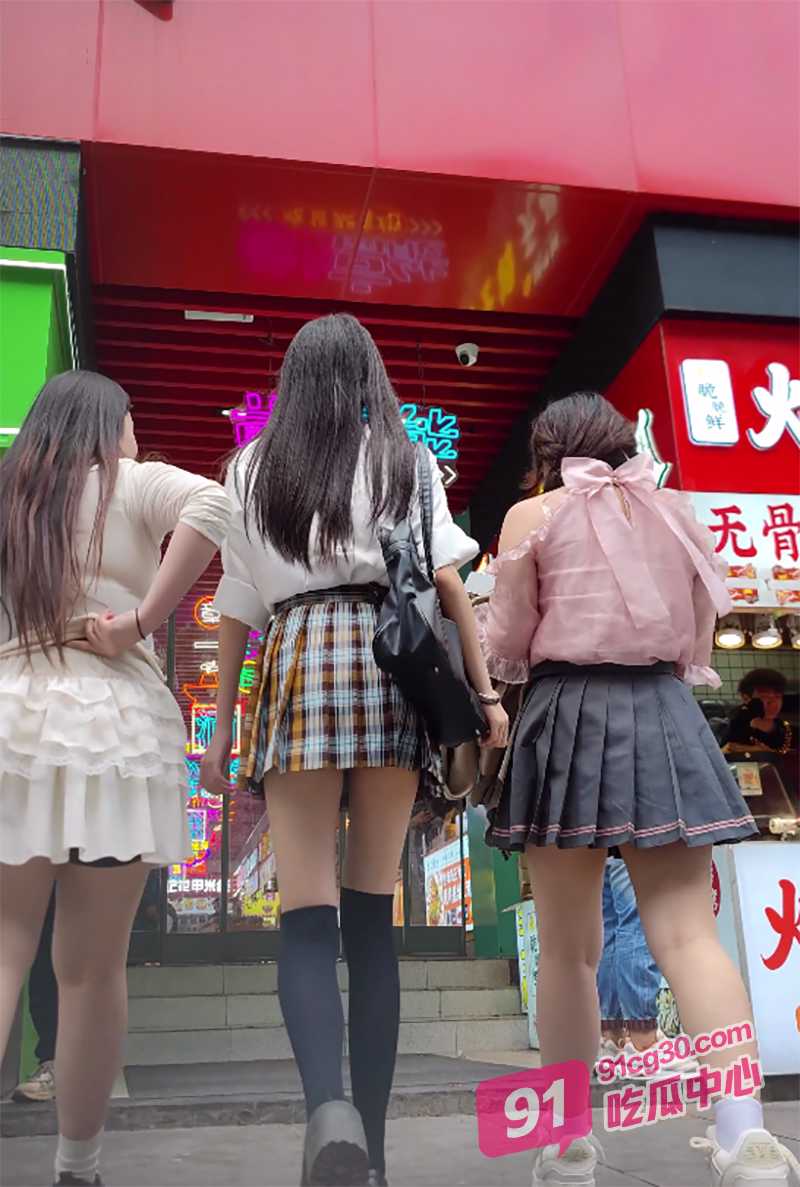 户外商场高清偷拍小姐姐裙底合集 骚穴风光一览无余！ 配图2