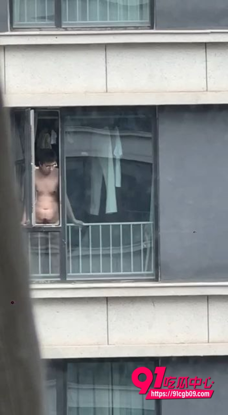 眼睛哥在自家窗户内打飞机8