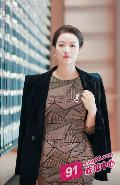 母子乱伦之妈妈带儿子参加乱伦派对 这下可以名正言顺地操儿子了！ 配图4
