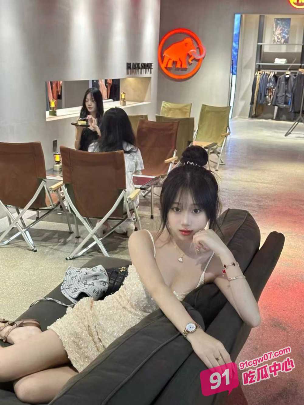 推特极品身材母狗 困困狗 被肌肉男友各种暴力操逼 无毛小骚穴被大肉棒艹的通红