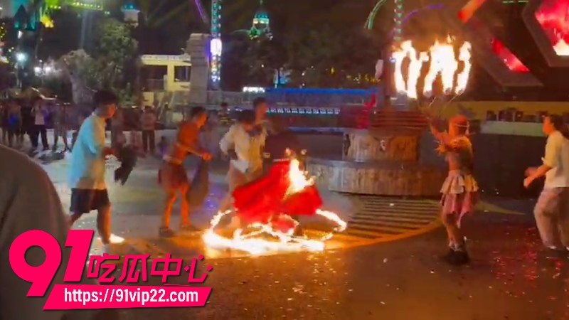 江苏徐州乐园演出突发惨剧女演员表演火裙舞裙摆爆燃瞬间秒变火球2