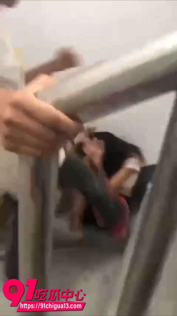 女猪仔偷情现场被抓现行当场暴打3