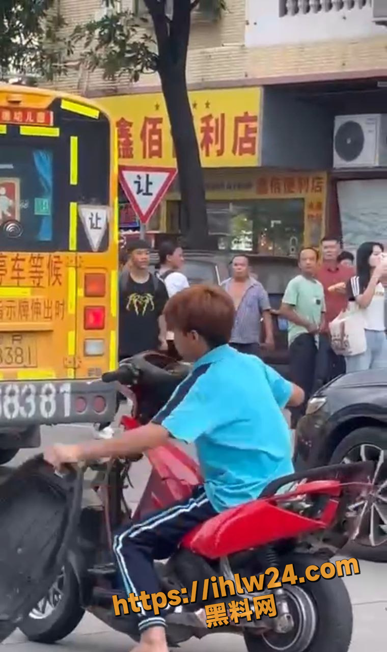 广西靓仔败类黄毛 电动车撞了老大爷还想跑 左右闪避把大爷耍得团团转！