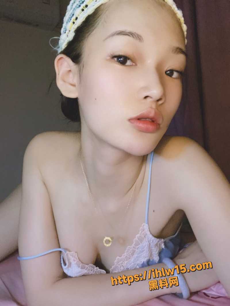 新生接待 大一新生群认识的学妹开学第一天就顺利拿下 精致的口活让我受不了被添到爆精！