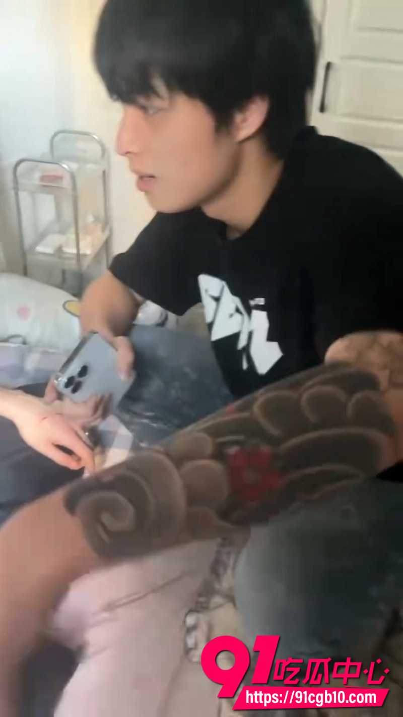 精神小伙睡兄弟对象逼 没操到挨拳脚菜刀架脖狠揍一顿 抓奸现场无比炸裂!