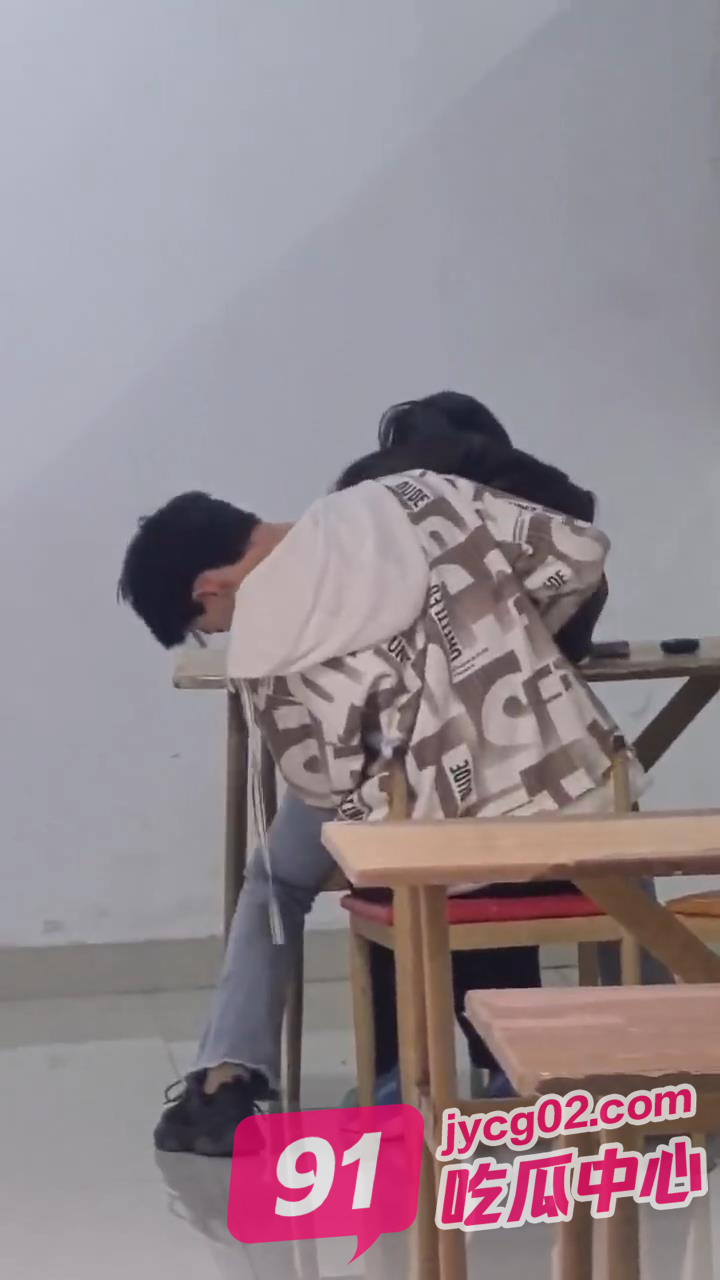 做自己的爱让别人拍去吧 小情侣餐馆欲火高涨无视路人激情互啃~ 配图2
