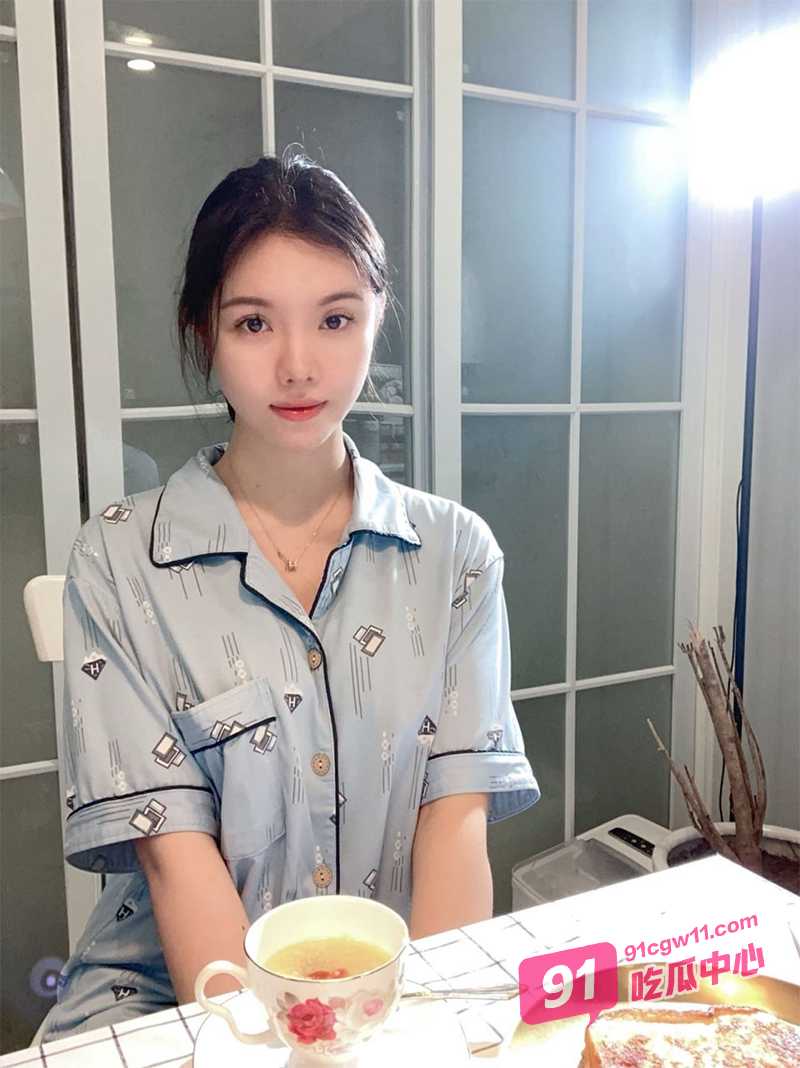 浙江杭州何维偲～黑丝骚货超爱吃鸡吞精 像条发情母狗求爸爸鸡巴插入！ 配图2