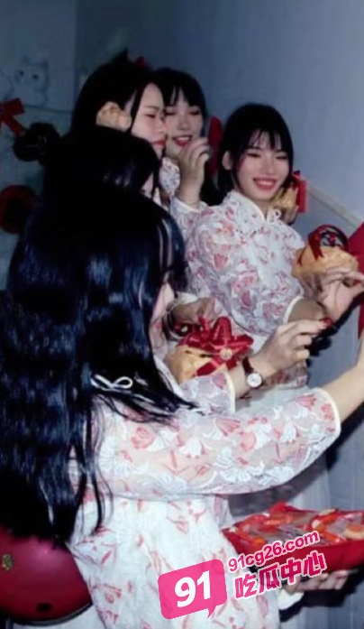 青梅再见竹马 气质伴娘黄梦琴酒后动情 竟扒开裤子这样玩！ 配图2