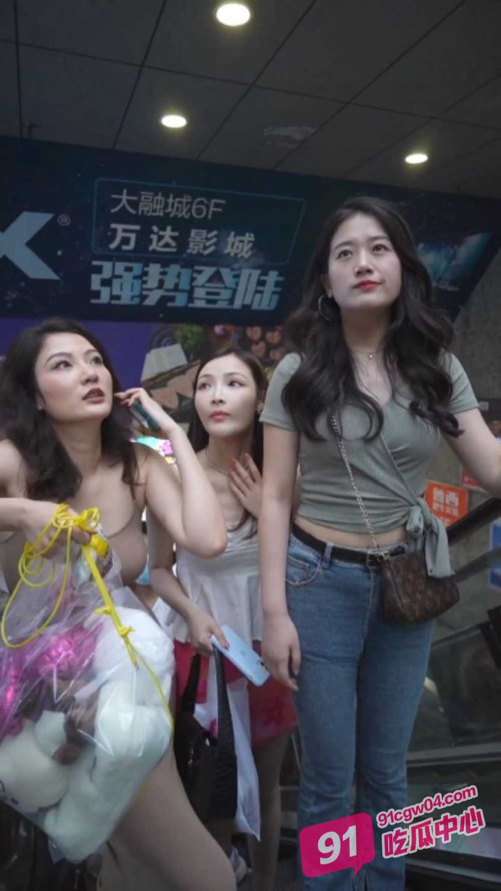 裙底探秘！重庆大融城模特级女神穿超短裙被街拍抄底 丁字裤卡缝肉唇外泄！