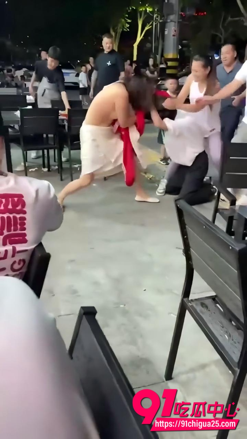 吃瓜女生打架 一直说不要脸的抓着头发9