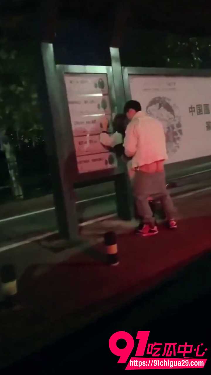 高颜值公交站女神公共场合被男人后入猛干5