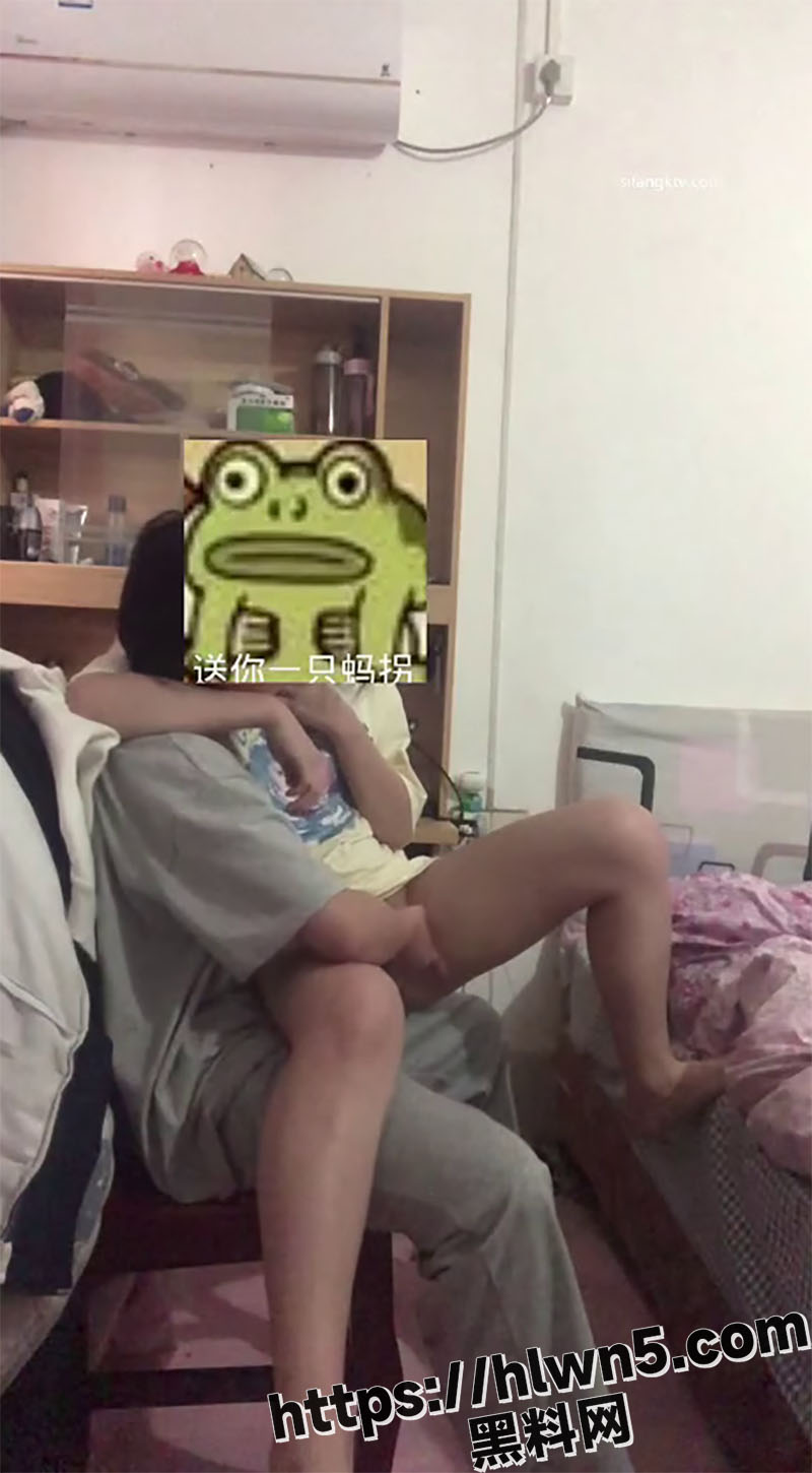女同的日常生活！清纯嫩妹宿舍互扣 轻松找到对方G点 没有屌那就用假屌！