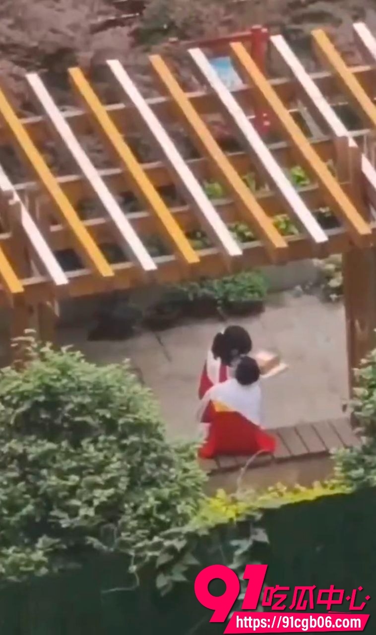学生在学校偷吃禁果被偷拍 3