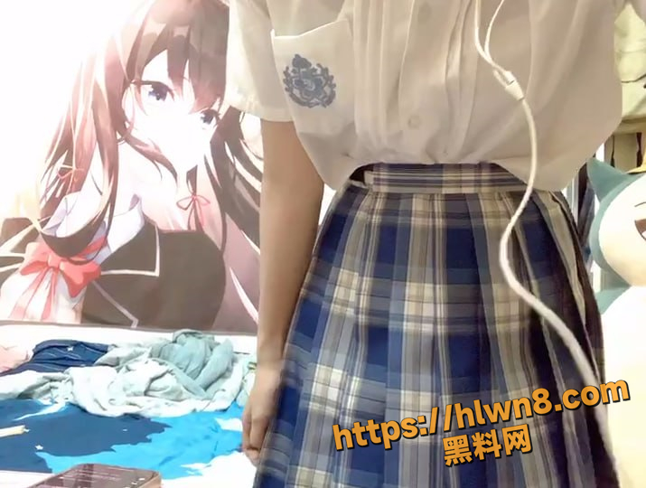 JK制服系列 超嫩的福利姬特写玉足嫩穴 纯真少女萌妹长相 水晶棒抽插小穴到喷白浆！