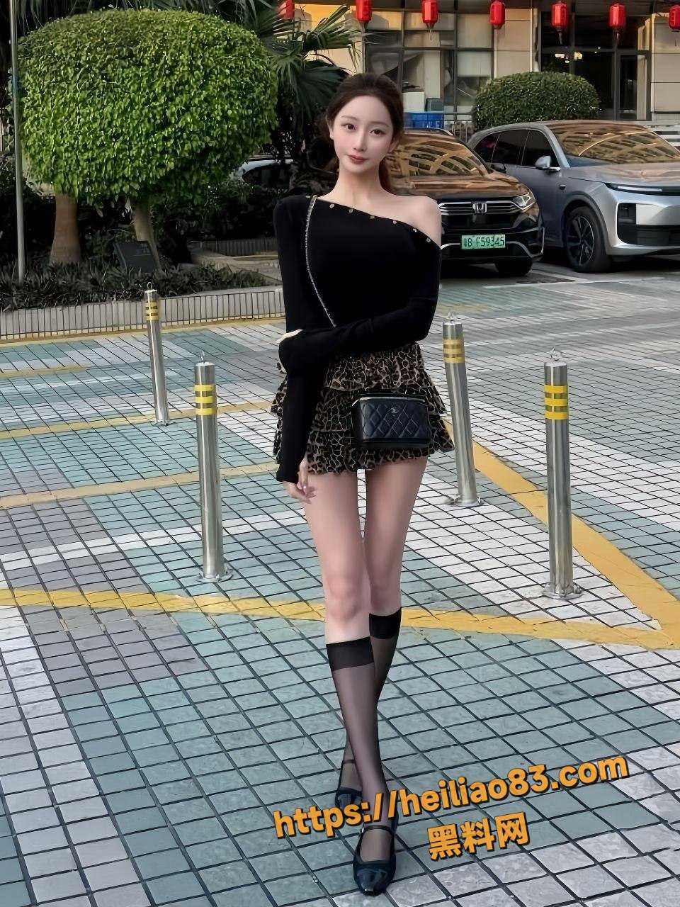 九头身反差御姐 连体厚黑丝袜给富二代口交舔蛋 口水拉丝低声娇喘 后入操到骚穴直喷
