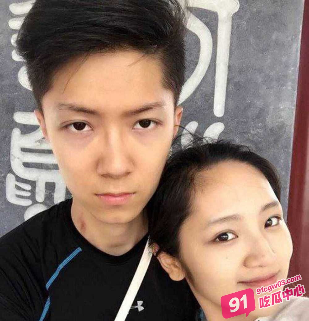 山东威海小情侣分手炮泄密 马上分手了想找点乐子 直接在教室课桌上就操了起来 配图2