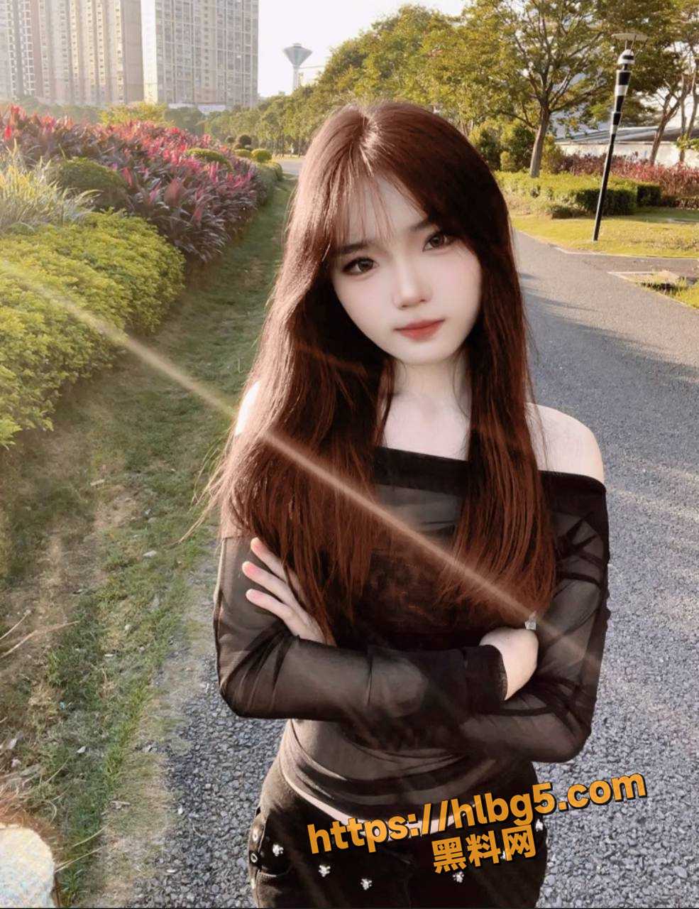 陌陌认识的高颜值清纯女神 经过持续拉锯战后线下约会酒店开房 进房就开始迫不及待的吮吸鸡巴！