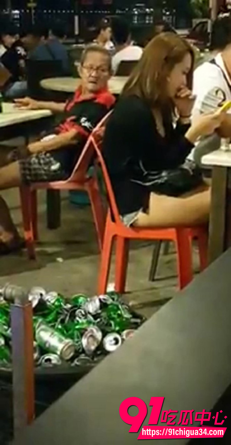 夜市老头打飞机视频 老色批旁若无人意淫美女 户外露出撸鸡巴被偷拍