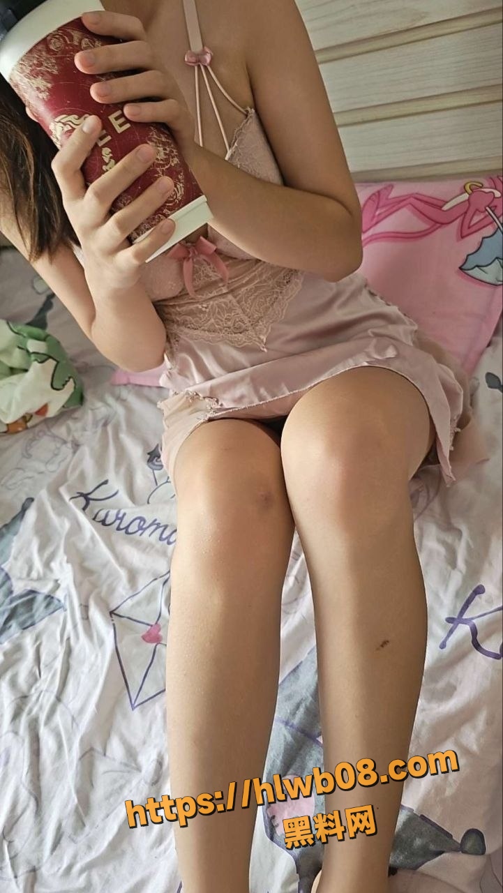 哥哥用特制小甜水迷奸妹妹 扒开内裤狂舔蜜穴 后入爆插精液铺满肥臀！