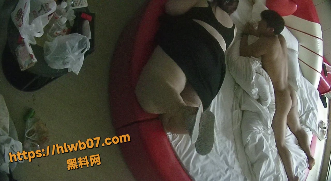 酒店偷拍400斤坦克富婆女上位骑公狗 这么大只能扛得住也是真牛逼！