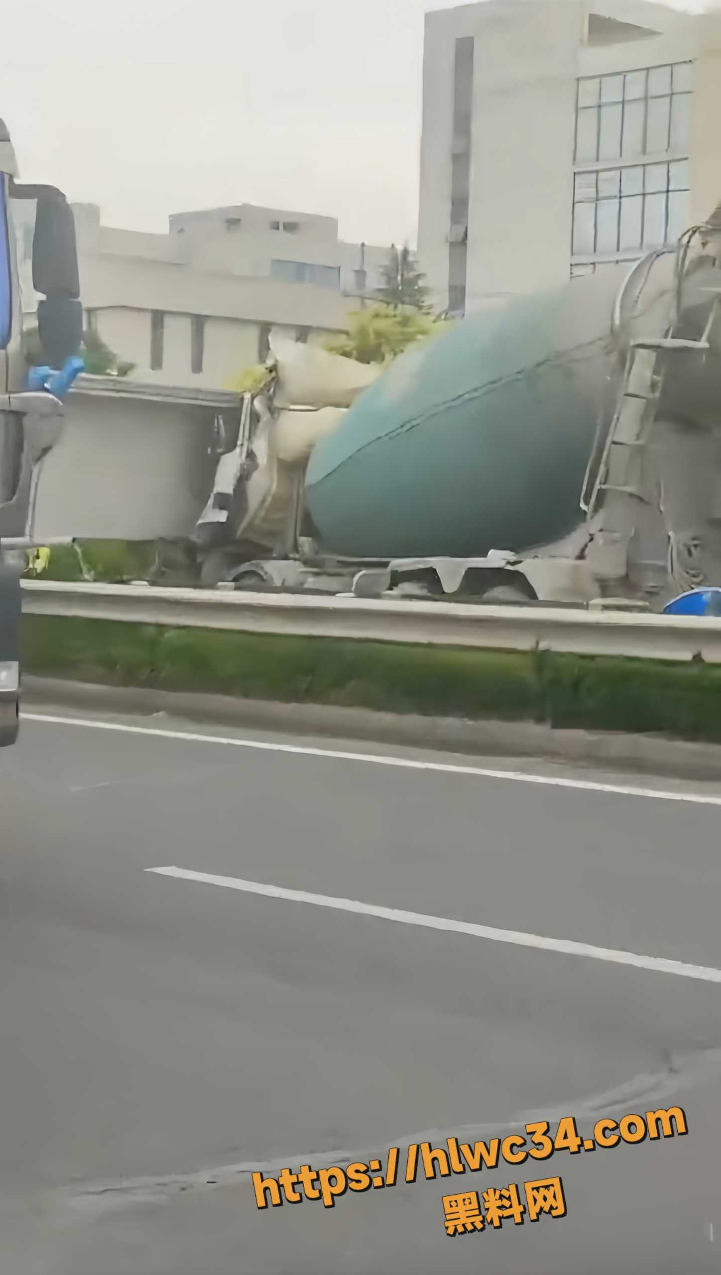 江苏南通高架桥施工构件掉落 砸中多辆汽车 现场惨烈车辆严重损毁